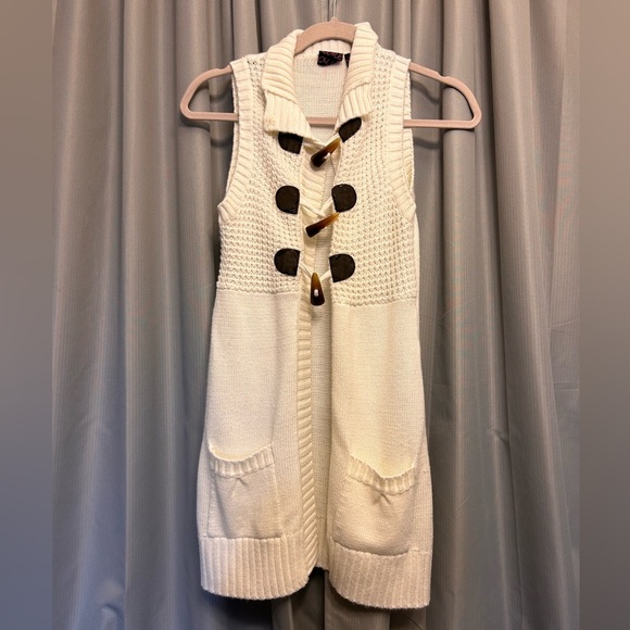 50% off w ♥️ TAKE OUT Med whiten sweater vest with pockets toggle buttons  #47 - Picture 1 of 7